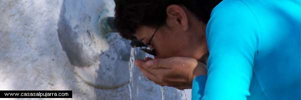 Chica bebiendo en la Fuente de La Alpujarra