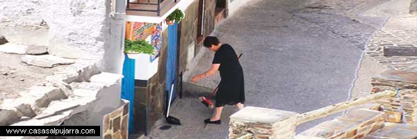 Abuela limpiando la calle Alpujarreños, personas y gentes de La Alpujarra