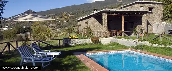 Turismo de interior en una casa con piscina