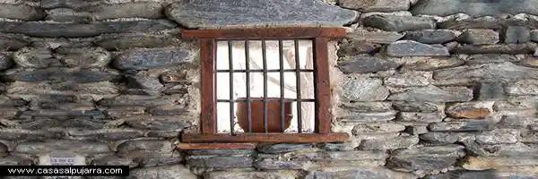 Casas rurales con encanto - fachada de piedra Alpujarra