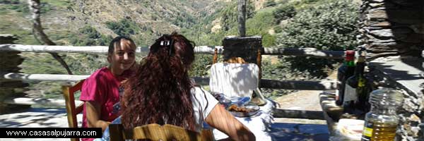 Comiendo en mi terraza en la Alpujarra