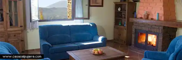 Salón Cortijo Casilla Noguera en La Alpujarra con chimenea